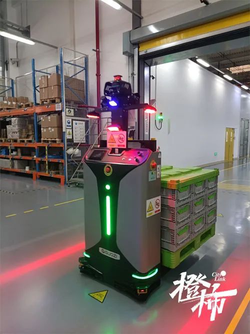 為什么很多工廠人們都不用干重活了 杭州這家企業(yè)研發(fā)的機(jī)器人,一個(gè)能頂十個(gè)人 尋找 杭州小巨人